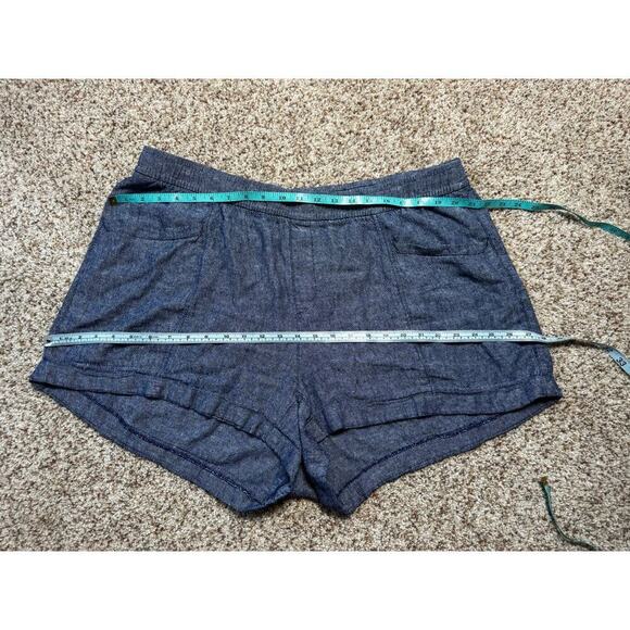 Old Navy women short size 2X, Lightweight Denim fabric; wide, stretchy waistband - Picture 3 of 8
